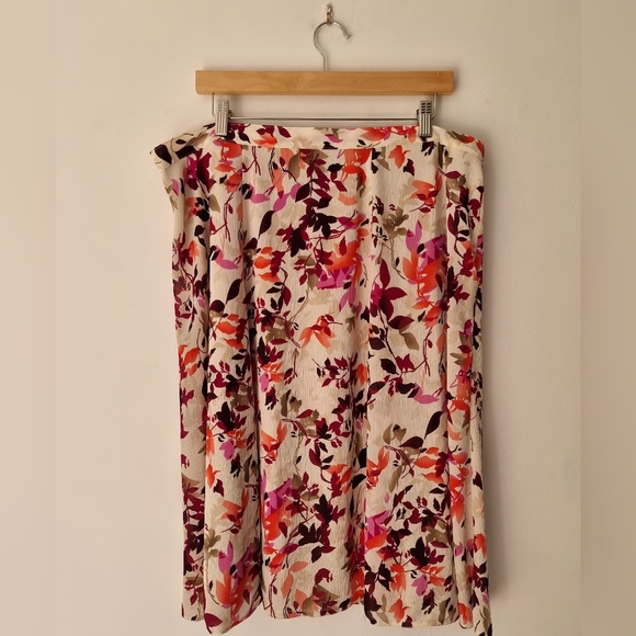 Honor Millburn at EWM Lightweight Floral Midi Skirt Size 22 - Picture 4 of 6